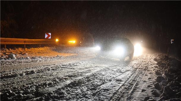 Wintereinbruch bringt den Verkehr ins Schleudern Autofahrer sind auf einer verschneiten Straße bei Niedernhausen (Hessen) unterwegs.