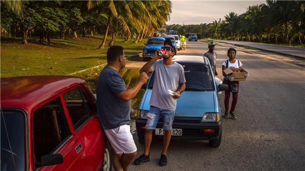 Kuba sagt traditionelle Parade am Tag der Arbeit ab Autofahrer warten in Havanna auf die Ankunft eines Tanklastwagens mit Kraftstoff.