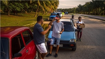 Autofahrer warten in Havanna auf die Ankunft eines Tanklastwagens mit Kraftstoff.