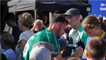 Werder-Oldie beim Autogrammschreiben
