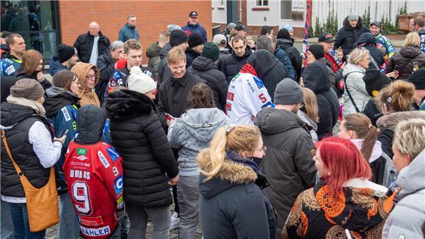 Autogramme der Pinguins-Spieler sind gefragt.