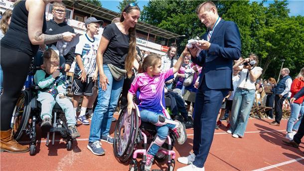 Ehrung in „Krooswald“: Verdienstorden für Toni Kroos Autogramme für große und kleine Fans.