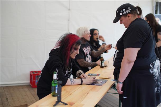 Autogrammstunde mit Hellboulevard