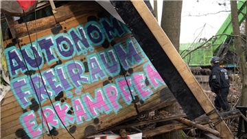 „Autonome Freiräume erkämpfen“ steht auf einem zusammengestürzten Baumhaus im Fechenheimer Wald.