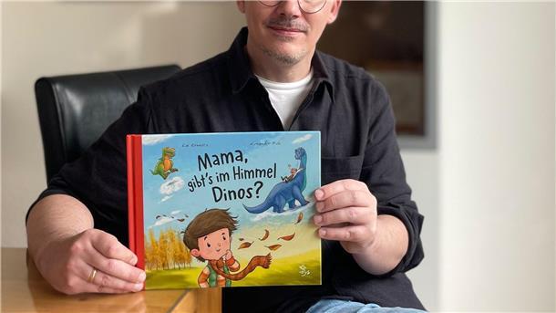 Autor Kai Renners hat mit „Mama, gibt’s im Himmel Dinosaurier“ ein Buch über den Tod und Trauer für Kleinkinder geschrieben. 