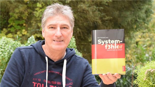„Systemf3hler“: Darum will Wehldorfer Autor zum Nachdenken anregen Autor Ron Michael Levy legt mit „Systemf3hler“ ein Sachbuch vor.