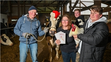 Autorin Christine Trimpf (Mitte) mit ihrer Familie und einigen der tierischen Protagonisten ihres Erstlingswerks: Gatte Meinhard (links) mit Kuh Ingemaus, Sohn Niklas (13, rechts) mit Hahn Caruso, dahinter Sohn Jonas (15) mit Hofhund Jenny.