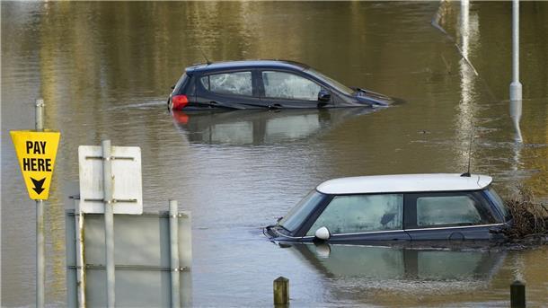 Hochwasserlage entspannt sich weiter Autos auf einem überfluteten Parkplatz im britischen Wallingford.