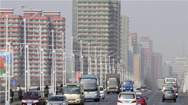 Nordkorea: Keine Wirtschaftskooperation mit Südkorea Autos fahren auf einer Straße vor Hochäusern in Pjöngjang entlang. Zwischen Nord- und Südkorea herrscht derzeit Funkstille.