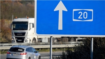 Autos fahren hinter einem Hinweisschild zur A20 auf der Autobahn. Die Autobahn soll nach dem Willen der Unterweser-Anrainer bis nach Niedersachsen ausgebaut werden.