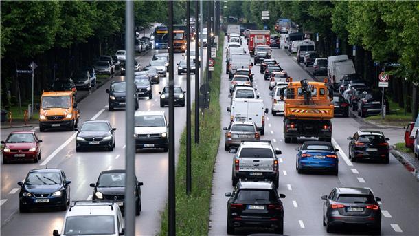 Klima-Sofortprogramm: Nur Verkehrssektor verfehlt Ziele Autos fahren im Berufsverkehr über den mittleren Ring in München. Von den gesteckten Klimazielen ist vor allem der Verkehrssektor noch weit entfernt.