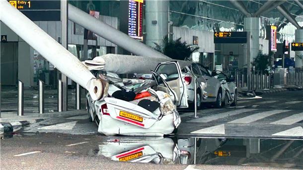 Neu-Delhi: Monsunregen bringt Flughafen-Dach zum Einsturz Autos sind durch den Einsturz einer Überdachung des Abflugterminals des Flughafens Indira Gandhi in Neu-Delhi beschädigt worden.