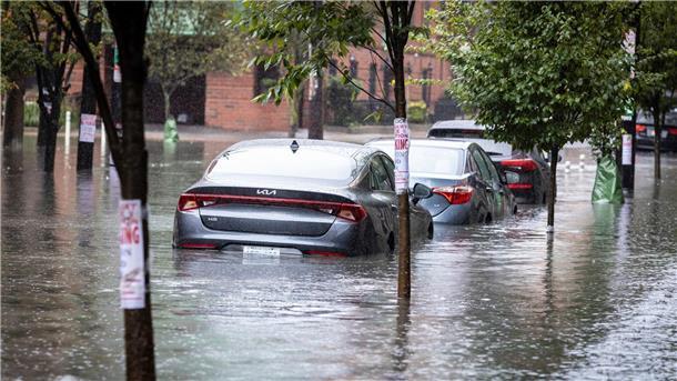 Autos stehen auf einer überfluteten Straße in New York.