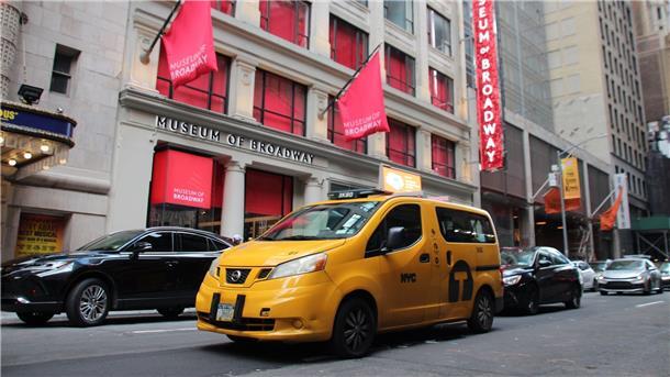 Autos stehen vor dem „Museum of Broadway“.