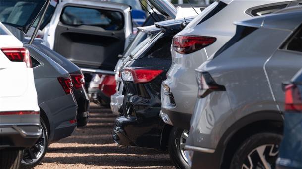 Gebrauchtwagenpreise sinken - vor allem bei Stromern Autos stehen wieder länger auf den Höfen der Händler, die deswegen die Preise senken.