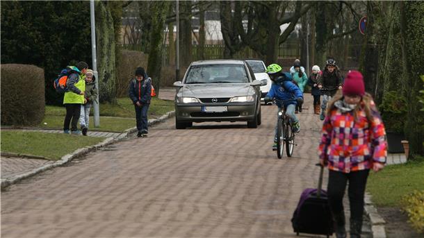 Autos und Schüler müssen sich auf der Lübbenstraße in Nordenham einen engen Weg teilen.