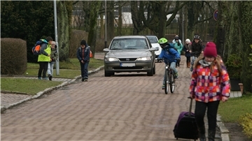 Autos und Schüler müssen sich auf der Lübbenstraße in Nordenham einen engen Weg teilen.