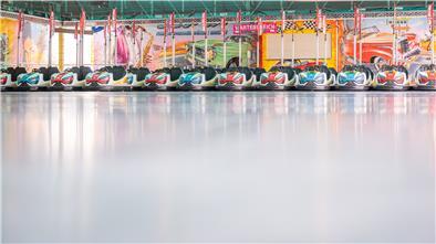 Autoscooter sind aneinandergereiht in einem Fahrgeschäft des "Bremer Freipaaks" an der Bürgerweide. Da der Inzidenzwert in Bremen die Grenze von 50 erreicht hat, wurde der Markt für Besucher geschlossen.