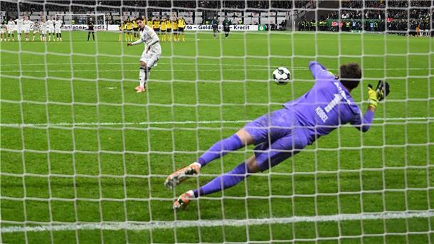 Kobels Taten lassen Titel-Träume beim BVB reifen Avancierte zum Matchwinner: BVB-Torwart Gregor Kobel.