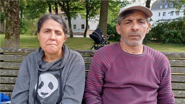 Das sagen die Nutzer des Stadtparks Lehe über das Müllproblem Eine Frau und ein Mann sitzen auf einer Parkbank.