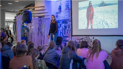 AWI-Wissenschaftlerin Dr. Stefanie Arndt berichtet Kindern und Jugendlichen im Klimahaus von ihrer Antarktis-Überwinterung.