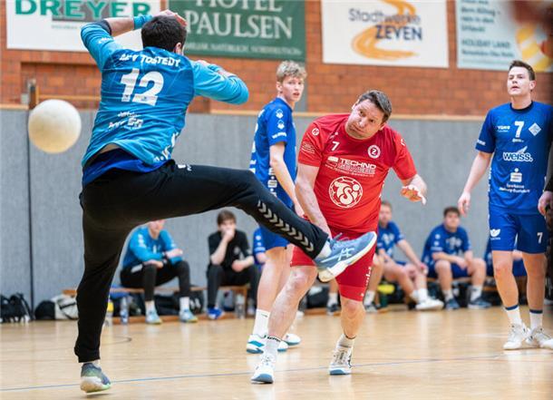 Axel Körner, bekannt als Trainer-Fuchs beim Volleyball, agierte in Zevens Rückraum und trug drei Treffer zum deutlichen Sieg bei.