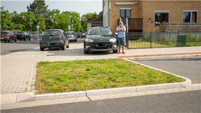 Axel Oschmann und seine zugebaute Garagenzufahrt in der Claus-Groth-Straße.