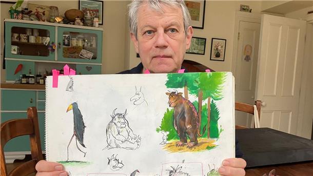 25 Jahre „Der Grüffelo“ - Siegeszug einer Bilderbuchfigur Axel Scheffler zeigt eine frühe Skizze des „Grüffelo“ in seinem Esszimmer in London.
