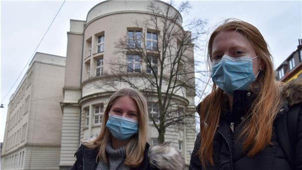 Abi-Endspurt zwischen Klassenraum und iPad Ayleen Ley (links) und Alina Stürtz (beide 18 Jahre alt) vom Lloyd Gymnasium sind am Mittwoch zur Schule gegangen. Vor allem in den Prüfungsfächern ist es für sie wichtig, diese Möglichkeit zu haben.