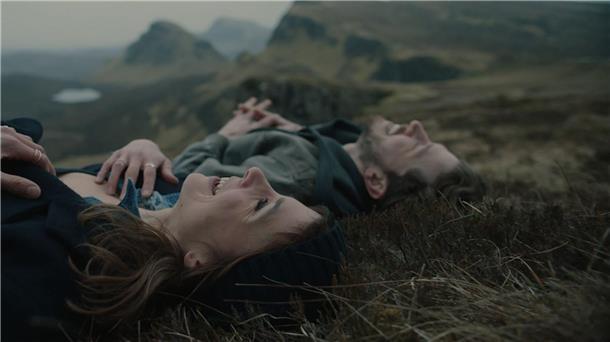 Aylin Tezel als Kira und Chris Fulton als Ian in einer Szene des Films „Falling Into Place“.