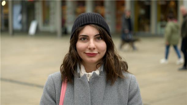 Nach den Stadtbild-Aussagen des Kanzlers: Demo in Bremerhaven Junge Migrantin
