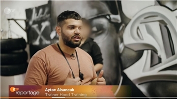 Aytac Alsancak erzählt in der ZDF-Reportage „Bremen - zwischen Hafen, Hartz und Hanse“ über das Projekt Hood-Training in Bremerhaven.