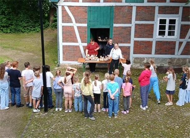 Backen wie vor 100 Jahren: Ferienaktion im Heimathaus Sittensen