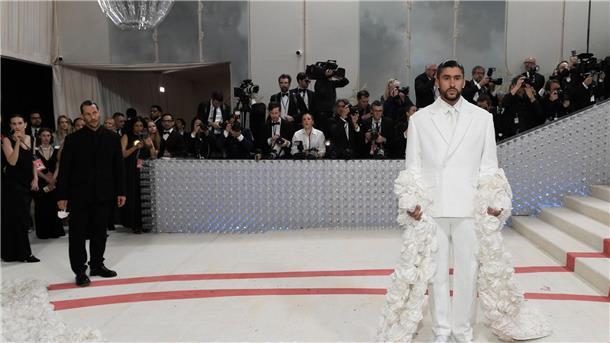 Bad Bunny bei der Eröffnung der Ausstellung „Karl Lagerfeld: A Line of Beauty“ im New Yorker Metropolitan Museum of Art.