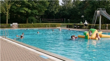 Baden wie in den 1970er Jahren: Nur der Schwimmdino, die Wasserrutsche und das Beachvolleyball-Feld sind neu - alles andere ist geblieben.