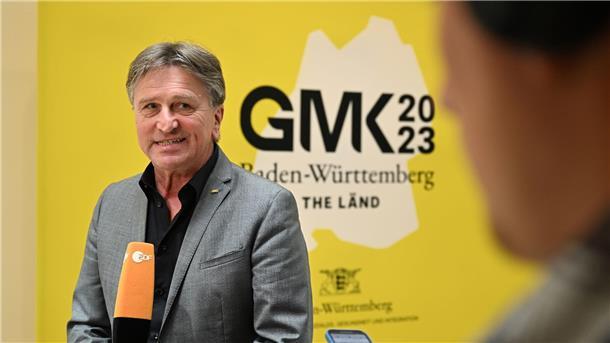 Lucha zur Klinikreform: „Leistungen werden nicht wegfallen“ Baden-Württembergs Gesundheitsminister Manne Lucha gibt zum Auftakt der Gesundheitsministerkonferenz ein Interview.