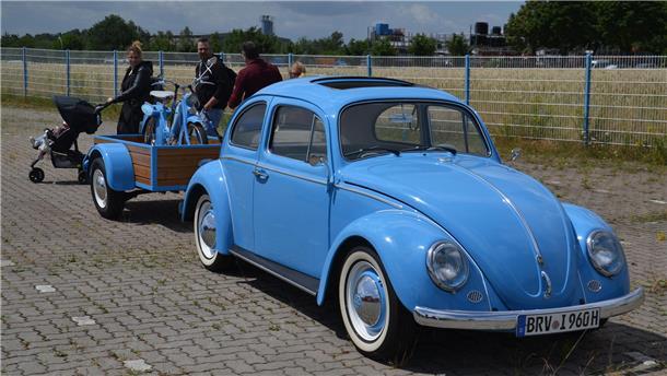 500 historische Gefährte lassen die Herzen von Oldtimerfans aufgehen Badezimmerblau, Schiebedach und Weißwandreifen. Der Käfer fällt ins Auge.