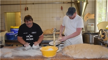 Das Foto zeigt Bäckermeister Rainer Knorr mit einem Mitarbeiter in der Backstube. 