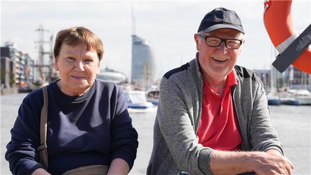 Ein Hoch auf euch! Das sind die Besucher der Maritimen Tage in Bremerhaven (Fotos) Bärbel und Martin Seba kommen aus der Nachbarschaft an den alten Hafen. Die beiden Bremerhavener leben in Mitte.