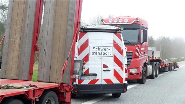 Bilderstrecke von der A27-Baustelle: Das sind die großen Baufahrzeuge Bagger und Fräsen werden mit Tiefladern zur Baustelle geliefert.