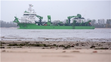Baggerschiff "Bonny River" vertieft die Elbe. Derweil berät das Bundesverfassungsgericht darüber, ob die Elbvertiefung rechtens ist.