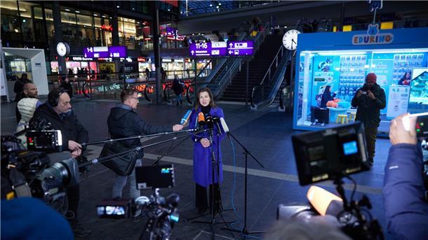 GDL beendet Streik bei der Bahn Bahn-Konzernsprecherin Anja Bröker gibt im Berliner Hauptbahnhof ein Statement ab.