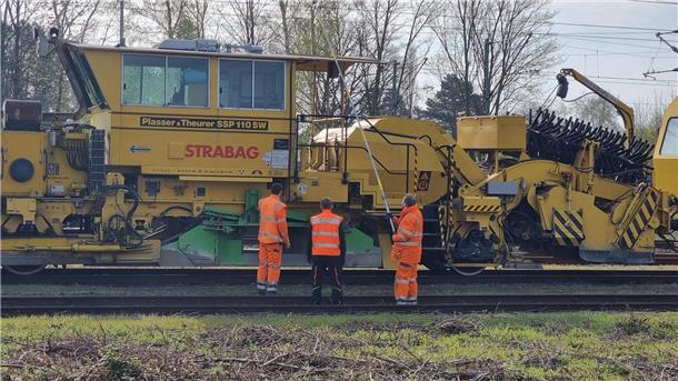 Stromschlag mit 15.000 Volt: 13-Jähriger in Lebensgefahr Bahn-Mitarbeiter untersuchen nach dem Unfall die Leitung in Langenhagen.