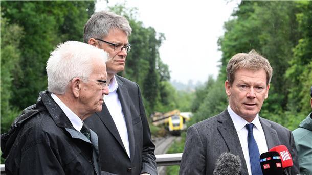 „Den Knall noch in den Ohren“: Zug entgleist nach Erdrutsch Bahnchef Lutz ringt um Fassung.