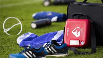 Bald ein gewohntes Bild? Noch sind Defibrillatoren an Sportplätzen, auf denen Amateure spielen, eine Seltenheit.