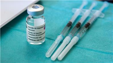 Drei vorbereitete Spritzen mit dem Corona-Impfstoff AstraZeneca liegen in der Hausarztpraxis