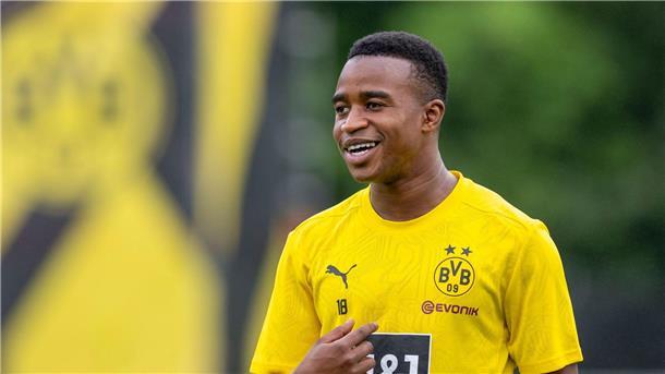 Bald in Frankreich? Wieder wird über die sportliche Zukunft von Youssoufa Moukoko spekuliert.