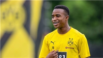Bald in Frankreich? Wieder wird über die sportliche Zukunft von Youssoufa Moukoko spekuliert.