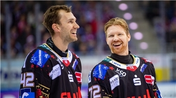 Bald ist es wieder soweit: Matthew Abt (li.) und Phillip Bruggisser laufen auch in der neuen Saison für die Pinguins in der DEL auf.