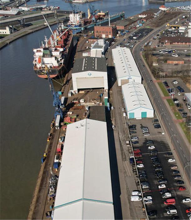 Die schwersten Brocken aus dem Hafen fahren bald in Richtung Innenstadt Blick auf Gebäude am Hafen.